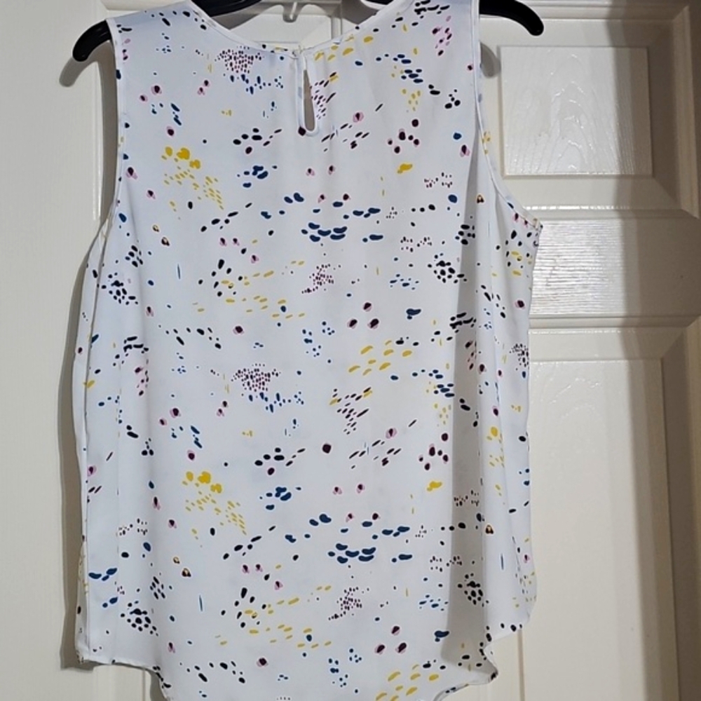 Reitmans White Sleeveless Blouse with Abstract Print